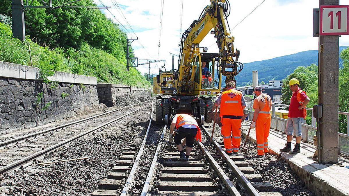 Der Bahnschotter wird ausgebaggert, gewaschen und wieder eingesetzt – eine mühsame Arbeit