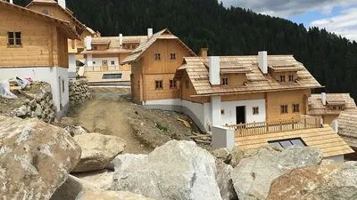 Bei der Finanzierung des Almdorfs Seinerzeit liegen einige Steine im Weg