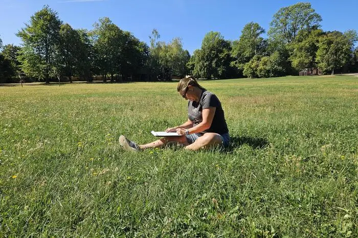 Um die Kreativität anzukurbeln bekamen die Teilnehmerinnen und Teilnehmer als erstes die Anweisung, im Park mit ihrer linken Hand eine Zeichnung anzufertigen. „Es geht darum, das Wunder, das es hier gibt, wahrzunehmen“, erklärte Hofbauer.