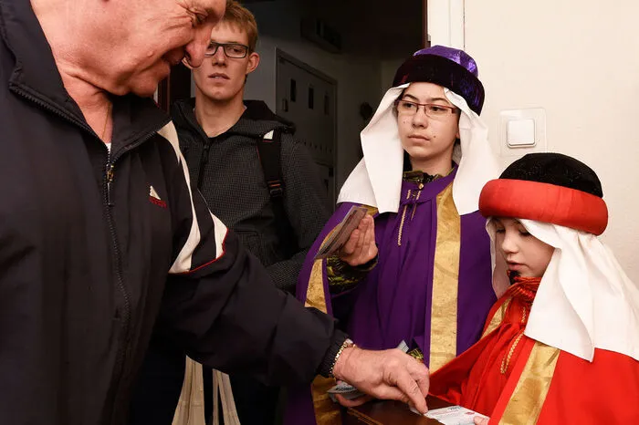 ... und bitten um Spenden für Menschen in Not.