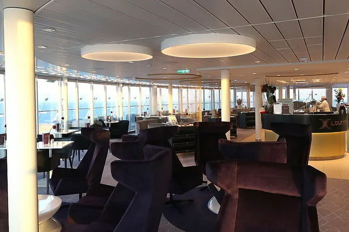 Ein Blick in die noch leere "X-Lounge": Hier warten auch immer feine Snacks und Champagner auf die Gäste der Suiten und Junior-Suiten