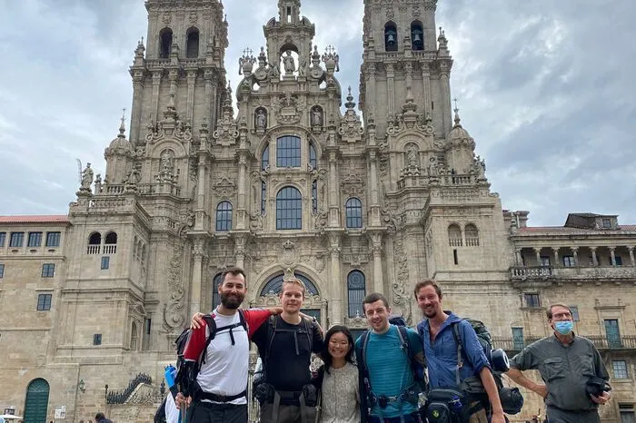 Florian Kürzl und seine Wandergruppe vor der Kathedrale von Santiago de Compostela.