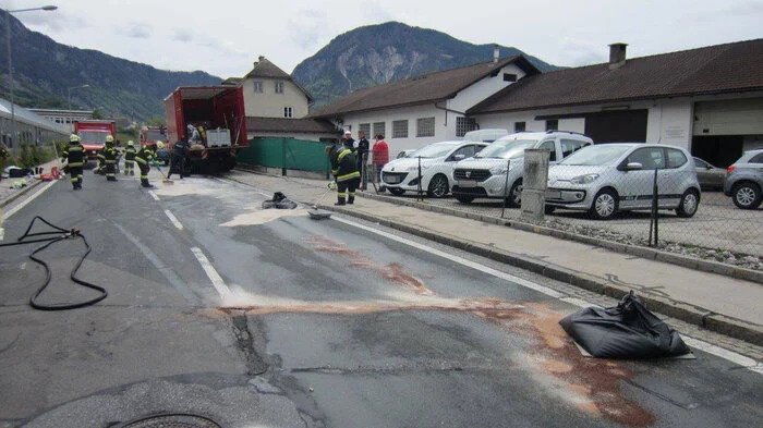Von der Ladefläche eines Lkw trat am Freitag Schwefelsäure aus. Die Flüssigkeit gelangte auf die Rosental Bundesstraße. Diese musste für drei Stunden gesperrt werden.