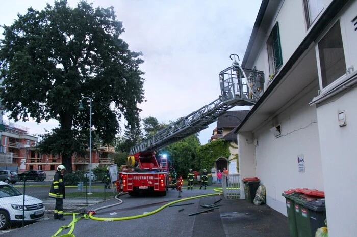 Die Feuerwehren Leibnitz und Kaindorf nahmen den Brand im ersten Obergeschoß von zwei Seiten in Angriff