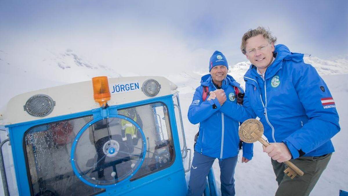 Peter Embacher (Leiter Schneeräumung Großglockner Hochalpenstraßen AG) und  Johannes Hörl (Vorstand Großglockner Hochalpenstraßen AG) bei der symbolischen Schlüsselübergabe.