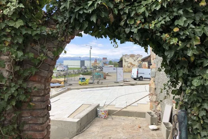 Von außen sichtbar: die neue Sonnenterrasse der Lounge...