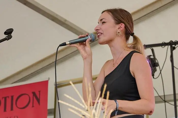 Musikalisch umrahmt wurde das Fest von Live-Auftritten von Iris Coffeeshop (im Bild) und Chiara Maria Krabichler