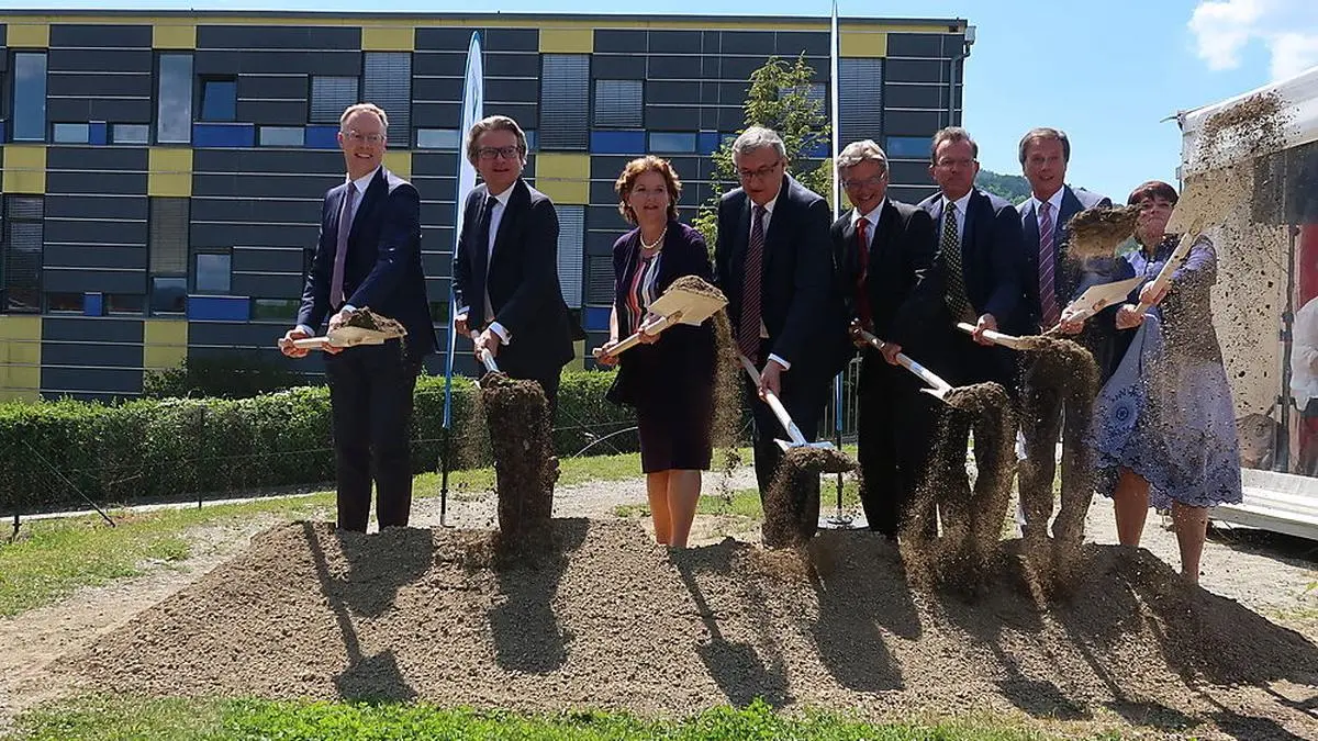 Vertreter von NTK und Politik beim Spatenstich am Montag	