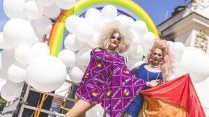 Klara Mydia (rechts) und Syphia Lis bei der Klagenfurter Pride Parade
