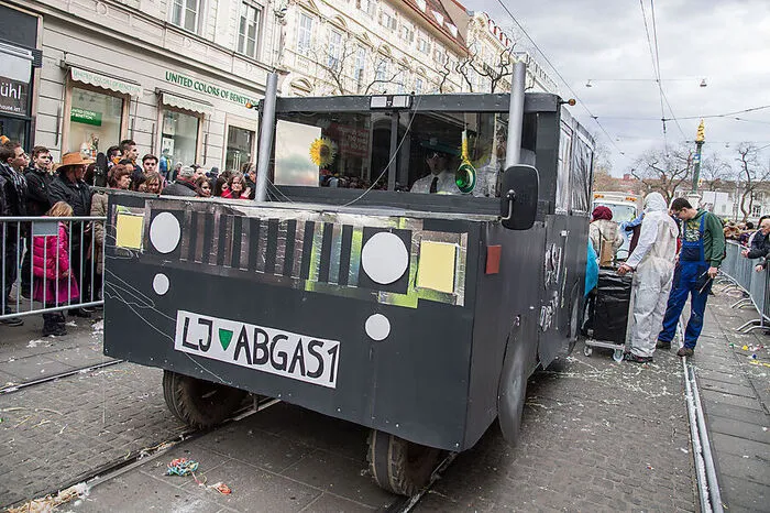 Platz zwei bei den Wagen: "Abgasskandal VW". Die Landjugend aus Dobl, Zwaring-Pöls und Preding punktete nicht nur mit selbstgebauten Fahrzeugen, sondern auch mit einer Abgasmessung mit Augenzwinkern vor der Jurytribüne am Hauptplatz.