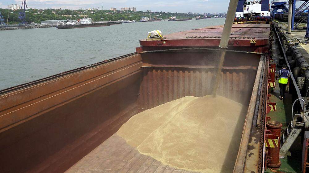 Von der Vorjahresernte warten ukrainischen Angaben zufolge noch über 20 Millionen Tonnen Getreide auf die Ausfuhr.