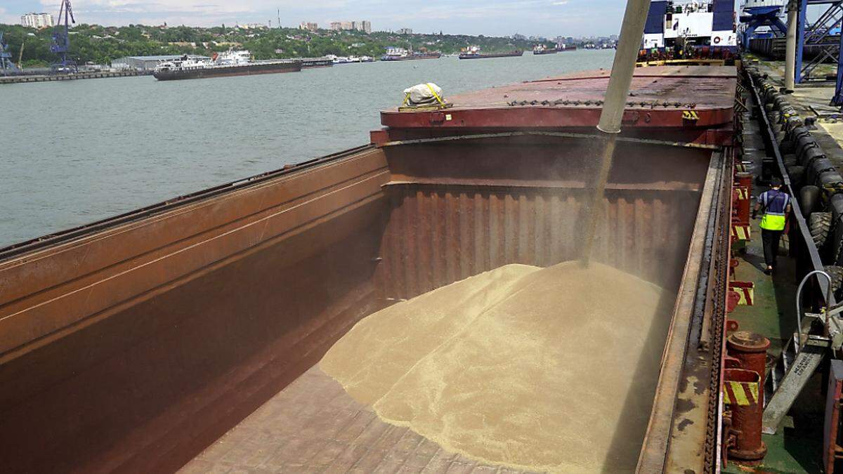 Von der Vorjahresernte warten ukrainischen Angaben zufolge noch über 20 Millionen Tonnen Getreide auf die Ausfuhr.