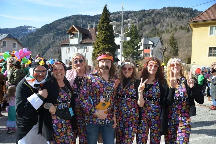 Flower-Power und Peace wurde bei der "Lovely Parade" verbreitet