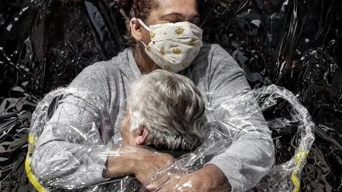 Die Corona-Lockdowns in einem starken Bild: „Die erste Umarmung“, so der Titel des World Press- Siegerfotos 2021 für die dänische Tageszeitung „Politiken“, zeigt die Brasilianerin Rosa Luzia Lunardi (85), die am 5. August 2020 von der Pflegerin Adriana Silva da Costa Souza in einem Pflegeheim umarmt wird - zum ersten Mal nach fünf Monaten.