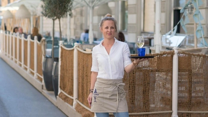 "El Pescador": Constanze Rath vor dem neuen Gastgarten in der Landhausgasse 6.