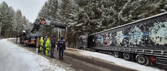 Auf dem Obdacher Sattel landete Freitagmittag ein Sattelschlepper im Straßengraben und musste geborgen werden. Staus waren die Folge
