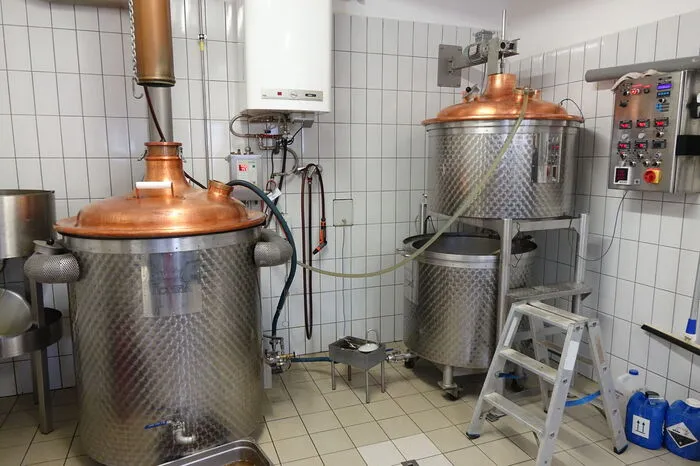 Zuerst wird das Malz in der Sudpfanne (rechts oben) mit Wasser vermengt.