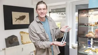 Neben einzigartigen Möbelstücken und Dekoartikeln bietet Joseph Kranzelbinder auch Schmuck aus seltenen Steinen an