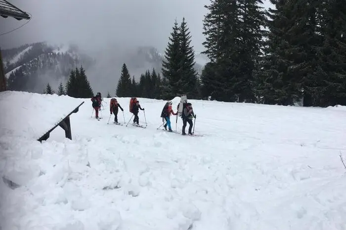 Wie im Ernstfall trafen die Bergretter nach und nach je nach Ortsstelle beim Gasthof Pichlerhof in der Eisenerzer Ramsau ein, wo sich die Einsatzleitung befand. Wie auch im echtem Einsatz wurden die ersten eingetroffenen Bergretter zu einer Schnelleinsatzgruppe formiert, die gleich zur Lawine entsandt wurde.