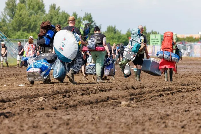 Einige Festival-Besucherinnen und -Besucher traten bereits am Nachmittag die Rückreise an