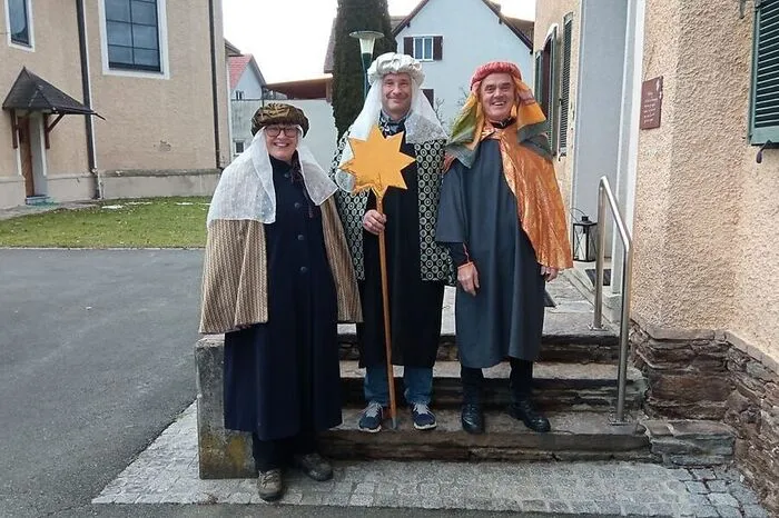 Die Sternsingergruppe der Pfarre St. Martin im Sulmtale: Riki und Franz Langmann mit Bürgermeister Franz Silly: "Von der Krankenschwester bis zum Bürgermeister, vom 6- bis zum 68-Jährigen – unsere Gruppen sind bunt gemischt. Und wir alle sind vorsichtig."