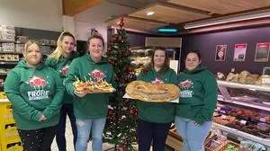 Lisa Bohinc (3. von links) mit einem Teil ihres Teams. Gemeinsam hofft man auf ein kleines Weihnachtswunder