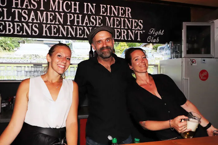 Das "Freiluft-Team" von Links: Chiara Strauss, Karl Liebegal und Maya Karen Zeindl waren für Getränke und das leibliche Wohl zuständig.