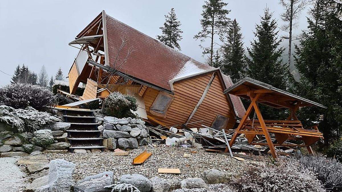 Das Holzhaus wurde vollständig zerstört