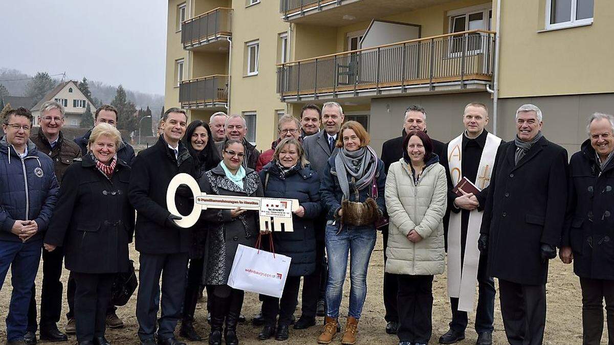 Bewohner nahmen die Schlüssel für ihr Heim entgegen