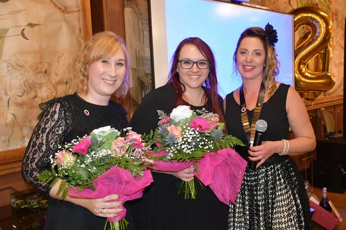 Präsidentin Manuela Penker mit den Fotografinnen Claudia Hinterecker und Sabrina Staudacher (von rechts).