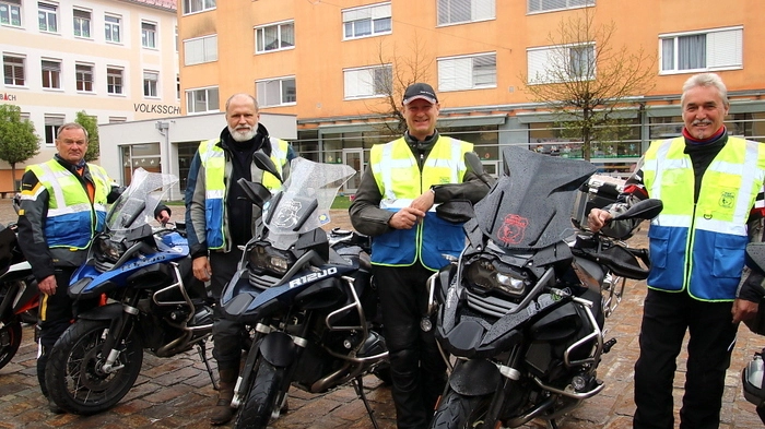 Auch heuer waren trotz des Regenwetters zahlreiche Motorradfahrer der Einladung gefolgt. Den Segen am Teleparkplatz spendete Pfarrer Winfried Lembacher, die Lesung las Obmann Maurer.