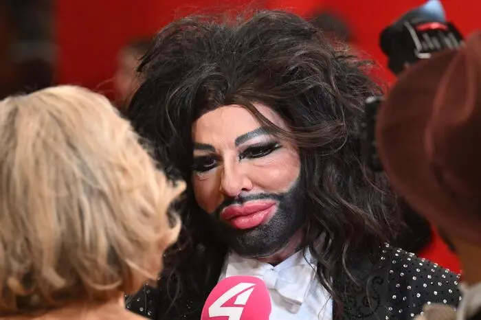 Designer Harald Glööckler erschien am Roten Teppich mit Wolfgang Amadeus Mozart-Gedächtnisfrisur und sorgte für viele schmunzelnde Gesichter. Der Deutsche ist bekannt für seine schrillen Auftritte und kam mit seiner persönlichen Wahrsagerin zum Opernball. Ob sie ihm und anderen Promis vor Ort aus der Hand gelesen hat, ist nicht bekannt.