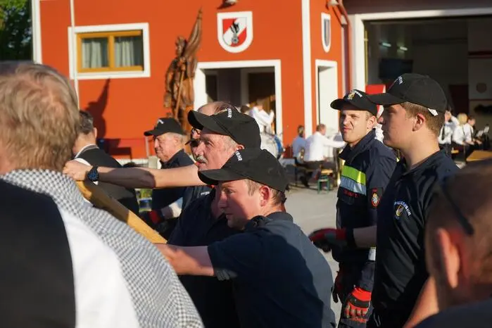  Am 30. April wurde der Maibaum gesetzt.  Bereits am frühen Abend versammelten sich die Teilnehmer und Teilnehmerinnen vor dem Rüsthaus in Piber, um sich die besten Plätze zu sichern.