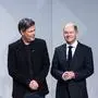 L-R Robert Habeck, designierter Bundesminister fuer Wirtschaft und Klimaschutz und Vizekanzler, Olaf Scholz, designierter Bundeskanzler, und Christian Lindner, designierter Bundesminister der Finanzen, aufgenommen im Rahmen der Unterzeichnung des Koalitionsvertrages zwischen der SPD, FDP und Buendnis 90/Die Gruenen in Berlin, 07.12.2021. Nach erfolgreichen Koalitionsverhandlungen der sogenannten Ampel-Parteien soll Olaf Scholz am Mittwoch vom Deutschen Bundestag zum neuer Bundeskanzler gewaehlt werden. Berlin Deutschland *** L R Robert Habeck, designated Federal Minister for Economy and Climate Protection and Vice Chancellor, Olaf Scholz, designated Federal Chancellor, and Christian Lindner, designated Federal Minister of Finance, photo Copyright: xFlorianxGaertner/photothek.dex