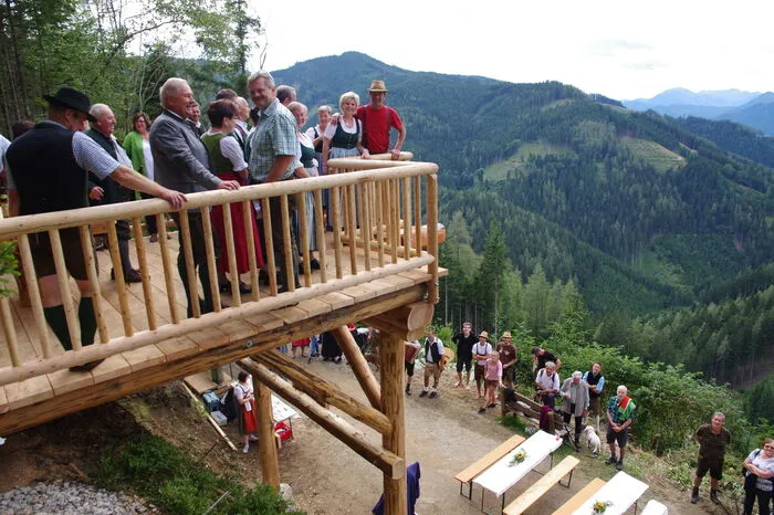 Der "Karlsplatz" ist ein mächtiger Hochsitz am Bründlweg, mit Blick in die herrliche Bergwelt des Mürztales
