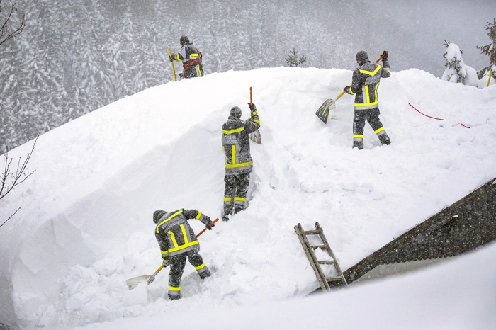 Die Feuerwehr in Niederösterreich hat am Freitag nicht nur den Landesführungsstab in Tulln aktiviert, sondern auch drei Katastrophenzüge in den Bezirk Lilienfeld entsandt. Deren Einsatzgebiete waren Mitterbach am Erlaufsee, Annaberg und St. Aegyd am Neuwalde, teilte Franz Resperger vom Landeskommando mit.  