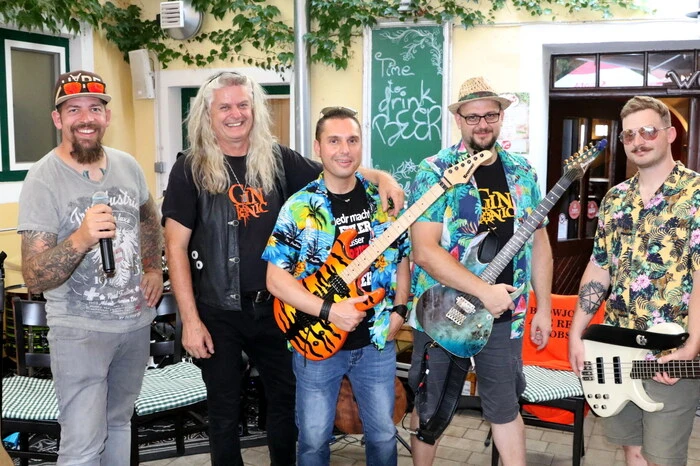 Am Samstagabend diesmal auf der Bühne: „Gin Tonic“ (Ismael Thaler, Klaus Raunigg, Matthias Steinwender, Claus Pingist, Christopher Raunigg, von links).