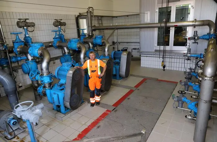 Der Betriebsleiter inmitten einer Pumpstation am Ossiacher See