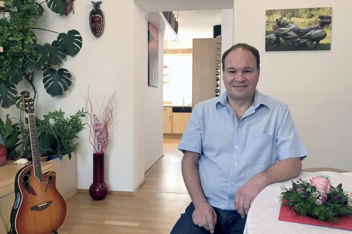 Albin, 56-jähriger Bäcker aus Salzburg, ist überzeugt: "Jeder Mann möchte sich mit einer möglichst schönen Frau umgeben. Wenn er sie seinen Freunden vorstellt, sollen sie am besten gar nicht den Mund zu kriegen." Aber man muss schon realistisch bleiben, findet er: "Ich bin auch kein Brad Pitt oder Leonardo di Caprio". Die neue Partnerin, die Albin sich in sein Leben wünscht, sollte natürlich sein, mit sich selbst zufrieden und Nichtraucherin.