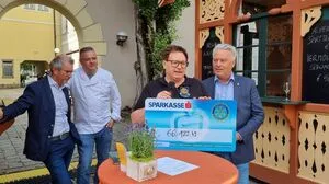 Kochbuch mit Rezepten der 14 besten Osttiroler Köche brachte viel Geld ein. Darüber freuen sich Josef Grossmann und Josef Hilgartner (1. und 2. von rechts) 