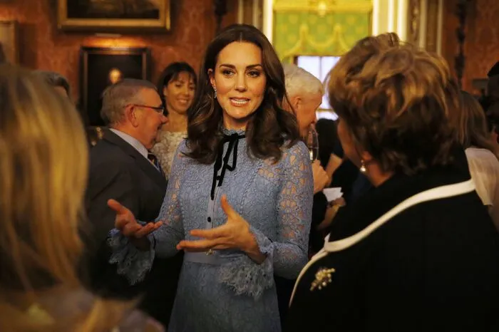 Ein kleines Bäuchlein wölbt sich unter dem blauen Spitzenkleid.