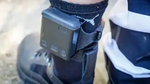Elektronische Fußfessel, zur Aufenthaltsüberwachung einer Person, welche an einem der Fußgelenke angebracht wird. *** Electronic ankle bracelet to monitor the stay of a person who is attached to one of the ankles  