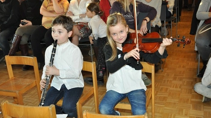 26 Kinder mit Leiterin Eva Plos und Pädagogin Kathrin Samide luden am 20. Dezember 2017 zu einem Krippenspiel in den Pfarrkindergarten nach Köflach.