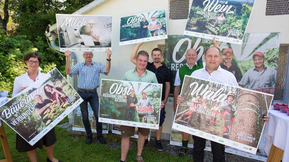 Weizer Landwirte und Kammerfunktionäre mit Plakaten der aktuellen Kampagne für den Kauf regionaler Produkte