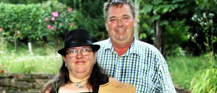 Johanna und Thomas Eberhart freuen sich über die Auszeichnung zum 50-Jahr-Jubiläum ihres Buschenschanks