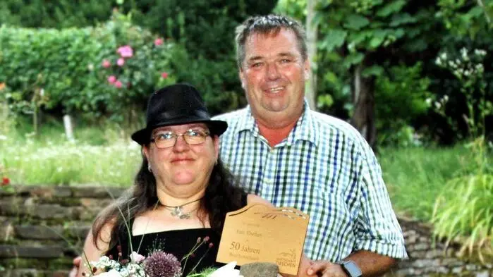 Johanna und Thomas Eberhart freuen sich über die Auszeichnung zum 50-Jahr-Jubiläum ihres Buschenschanks