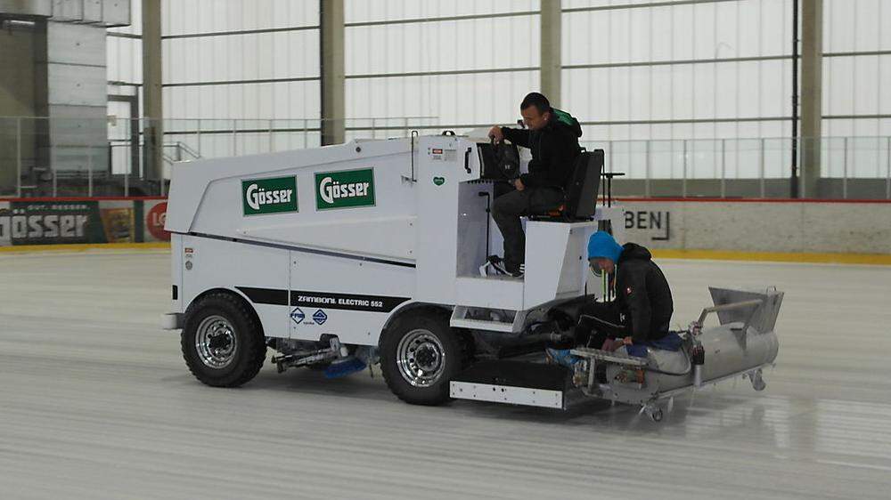 Dalibor Grgic (am Fahrzeug), Marco Gasser und Kollegen bereiten das Eis in der Eishalle Leoben vor
