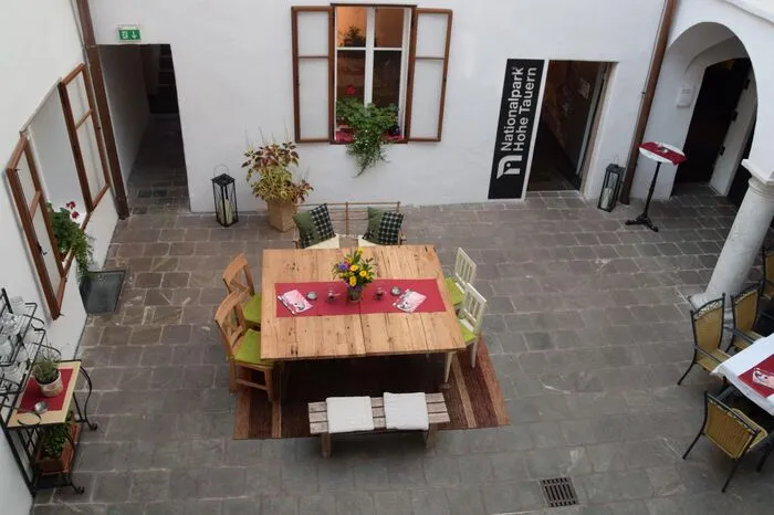 Der urige Innenhof des Oberstbergmeisteramtes, in dem sich heute ein gemütliches Café, das Tourismusbüro sowie elf Ferienappartements mit historischem Flair befinden.
