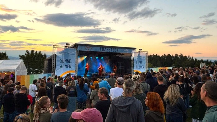 Publikum vor Freiluftbühne, Abendstimmung