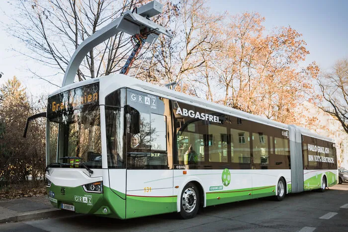 ... ein Elektrobus bei der Haltestelle Museum der Wahrnehmung in Graz (Linie 34E).
